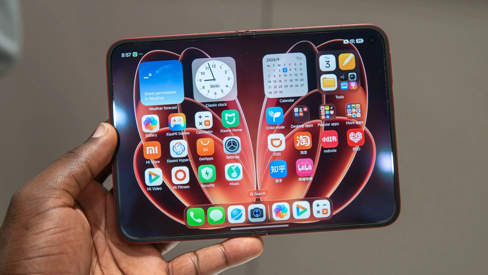 Comparing Apple's iPhone Duo and Xiaomi 18 Fold: The Software Showdown